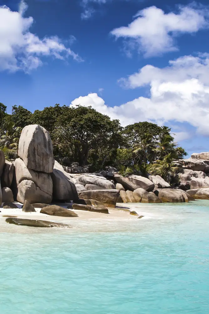 Poster 40x60cm im Hochformat, Seychellen Insel Strand & Meer