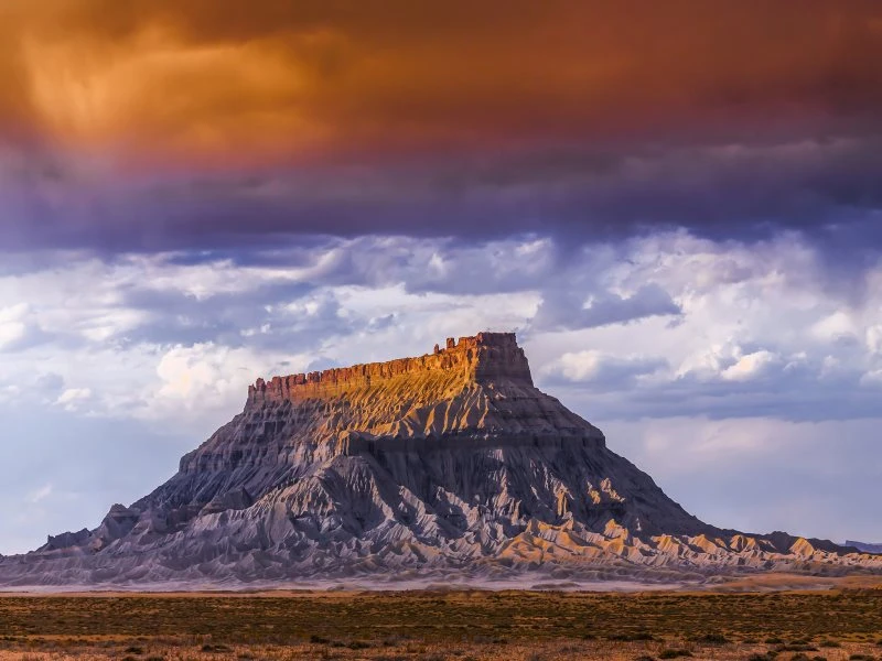 Berge & Gebirge factory butte USA im weißen Bilderrahmen, 160x120cm