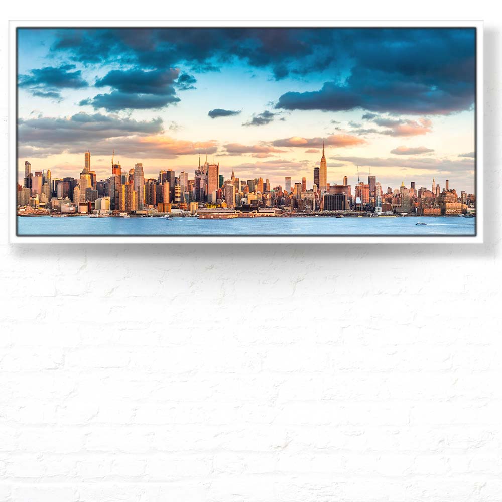 Skyline Panorama von New York im weißen Bilderrahmen, 110x50cm