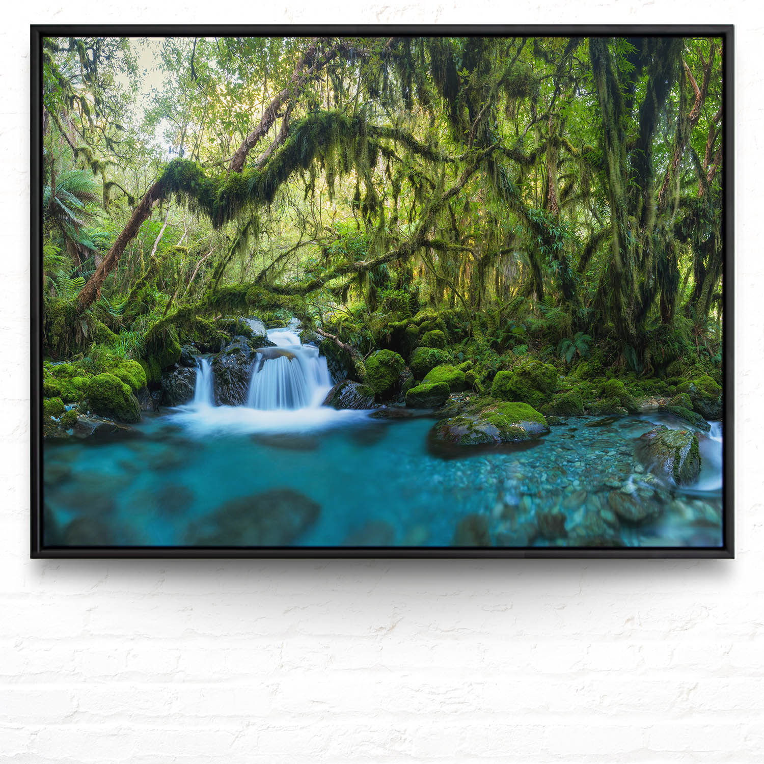 Dschungel idylischer Bachlauf im schwarzen Bilderrahmen, 200x150cm