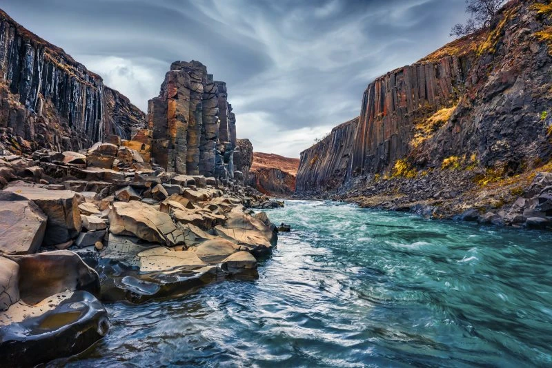 Flüsse & Seen Studlagil Canyon Island im schwarzen Bilderrahmen, 150x50cm