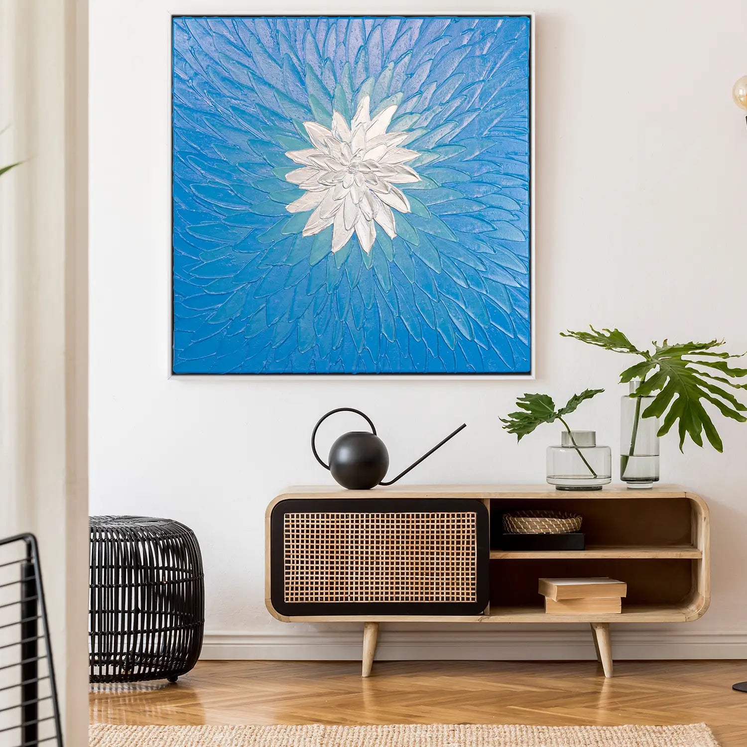 Leinwandbild handgemalt 80x80 cm im Schattenfugenrahmen Weiß – kraftvolle Blüte in Blau und Silber, modern und abstrakt, für Büro, Wohnzimmer und Schlafzimmer – „Geist der Freiheit“