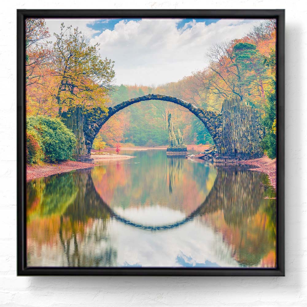 Wald & Bäume Herbst Rakotzbrücke, Kromlau im schwarzen Bilderrahmen, 50x50cm